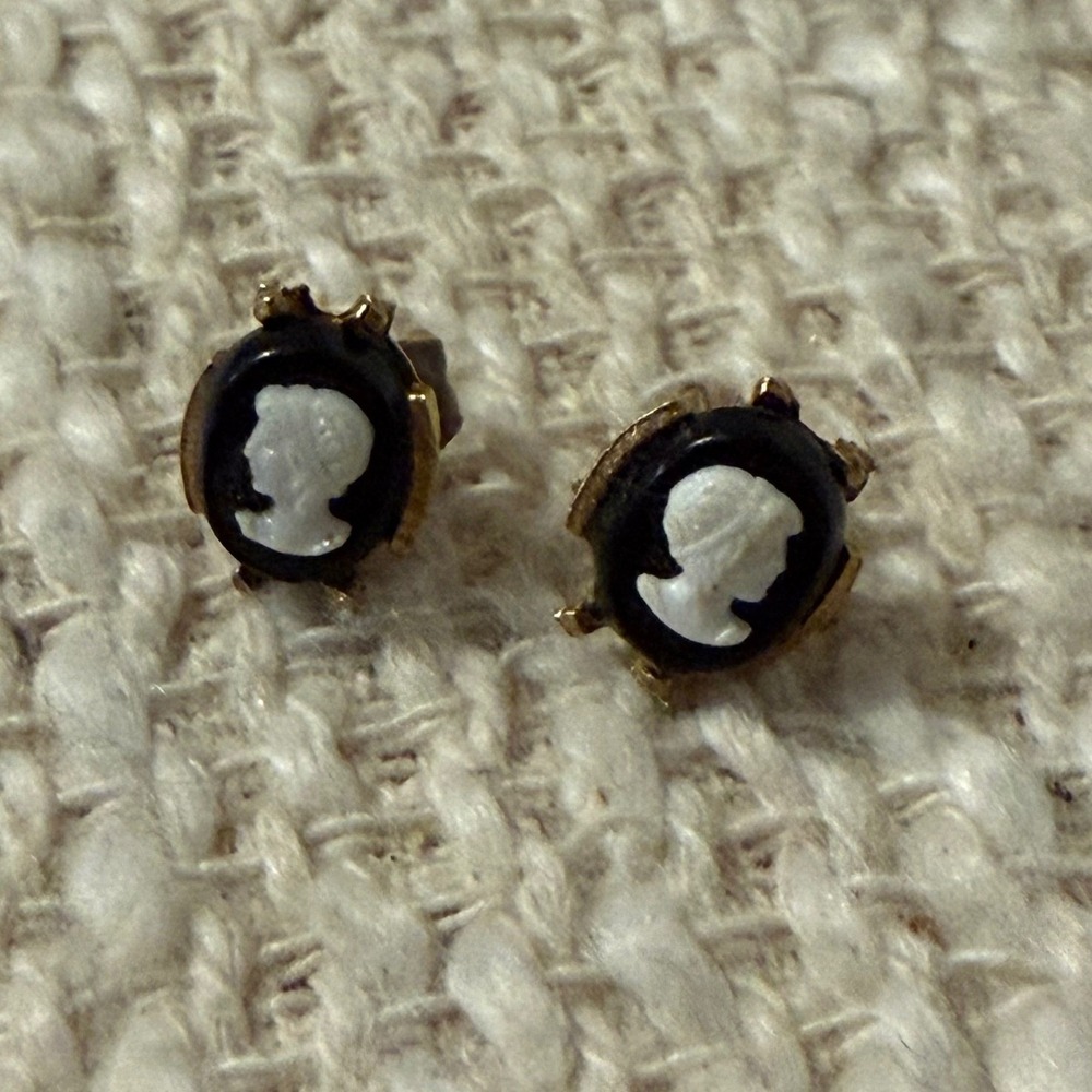 Vintage Cameo Stud 3mm Earrings Black White Victorian Style Gold Tone Small Oval